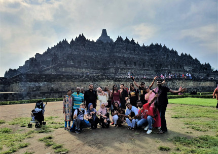 4D3N Yogyakarta Borobudur Tour Climb Up and Timang Beach